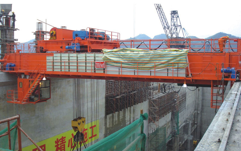 為湖南湘投控股有限公司生產的200T 50T橋式起重機